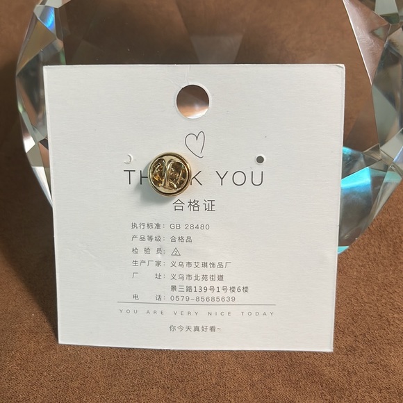 Rabbit/Hare enamel Pin - Picture 4 of 4